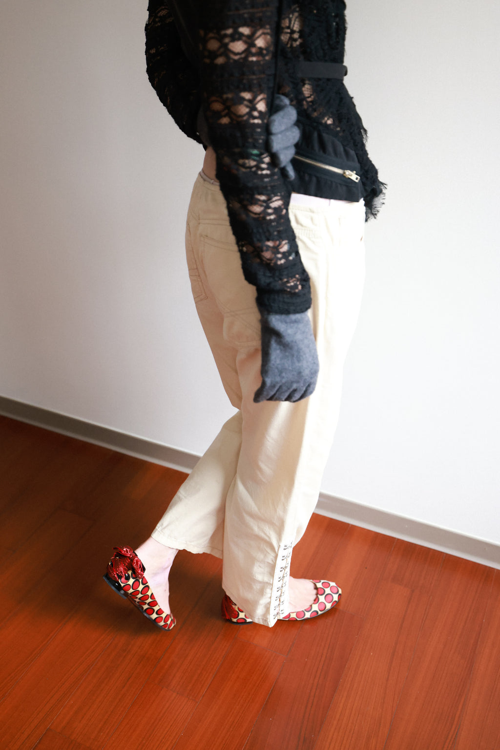 Sportmax Off-White Cropped Pants with Side Button Details